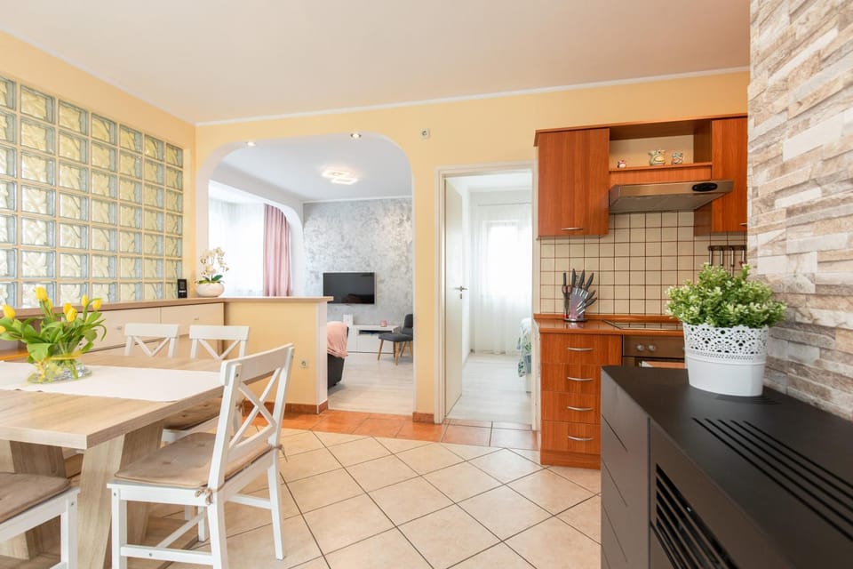 Seating area, Dining area, kitchen