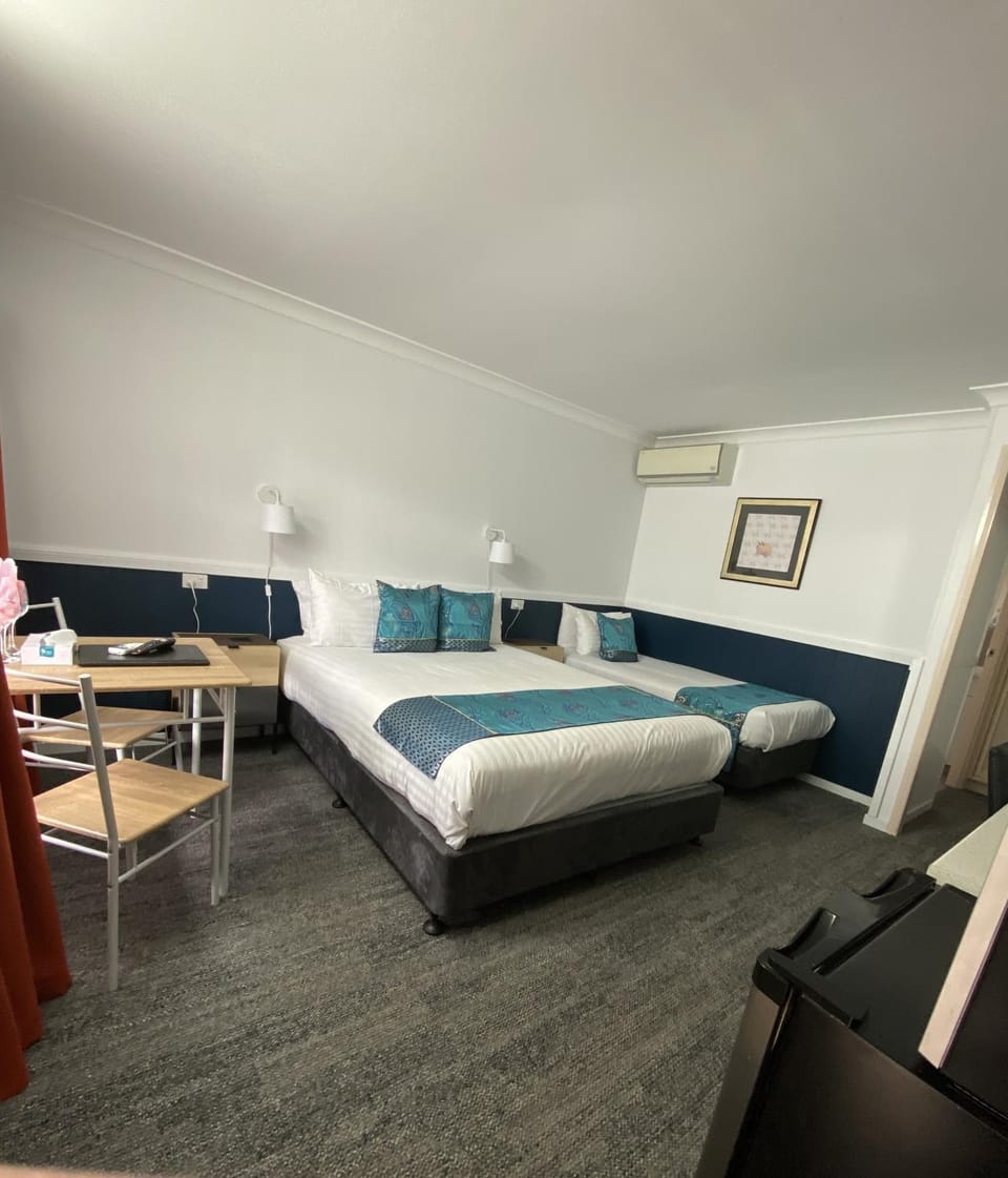 Bed, Photo of the whole room, Seating area