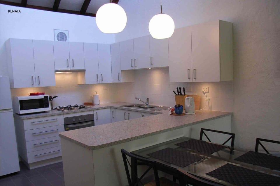 Kitchen or kitchenette, Dining area, minibar, pet friendly, stove, toaster