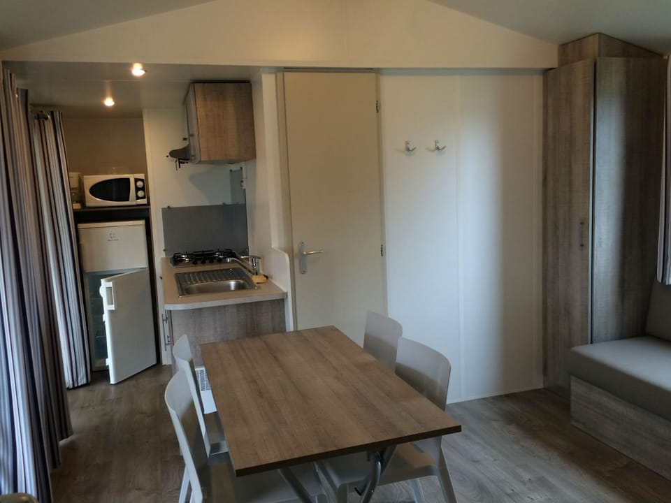 Kitchen or kitchenette, Dining area, stove