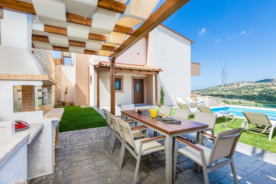 BBQ facilities, Garden, Dining area, Swimming pool, Swimming pool