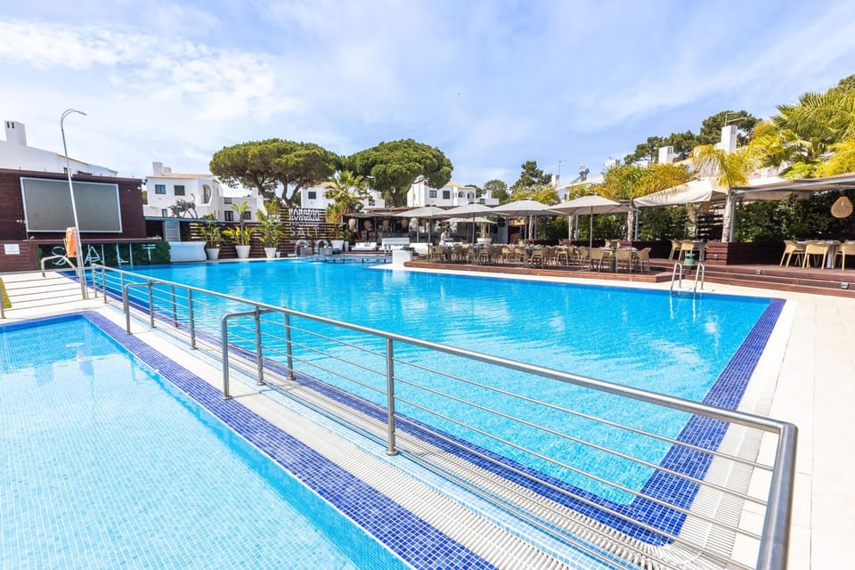 Restaurant/places to eat, TV and multimedia, Lounge or bar, Swimming pool