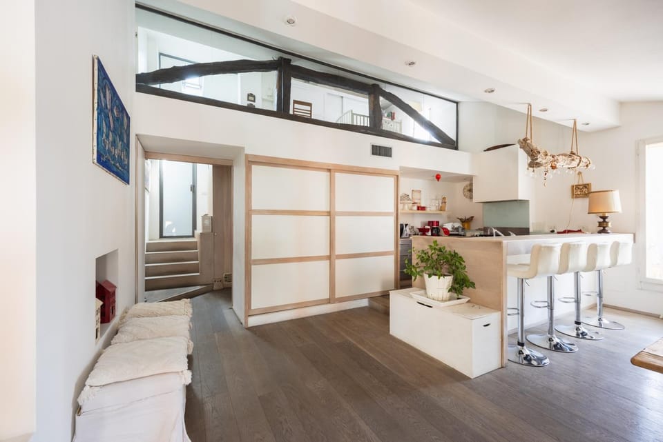 TV and multimedia, Kitchen or kitchenette, Living room, Seating area, Dining area