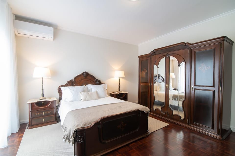 Bed, Bedroom, wardrobe, air conditioner