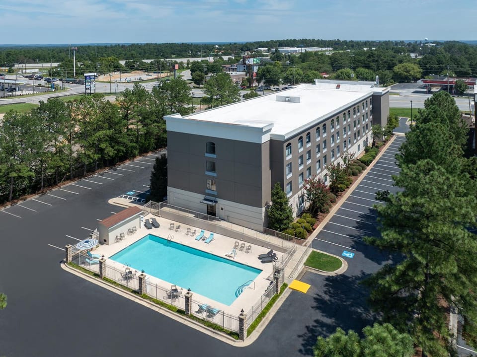 Property building, Day, Bird's eye view, Pool view, Street view, Swimming pool, Swimming pool, Location, Parking