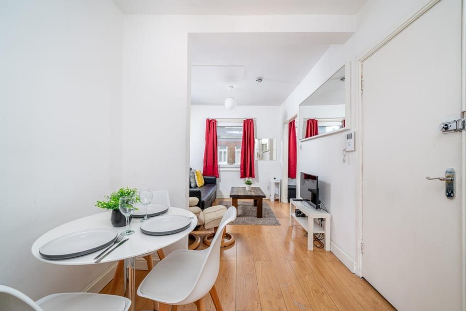Carnaby & Oxford Street - Central Soho - One Bedroom - Double Bed & SofaBed Apartment in City of Westminster