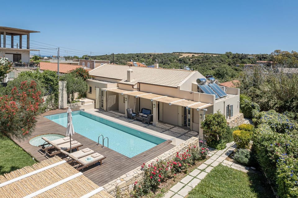 Property building, Garden, Swimming pool, sunbed