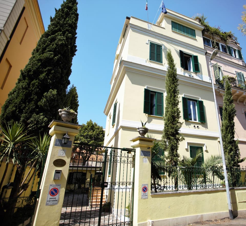 Facade/entrance
