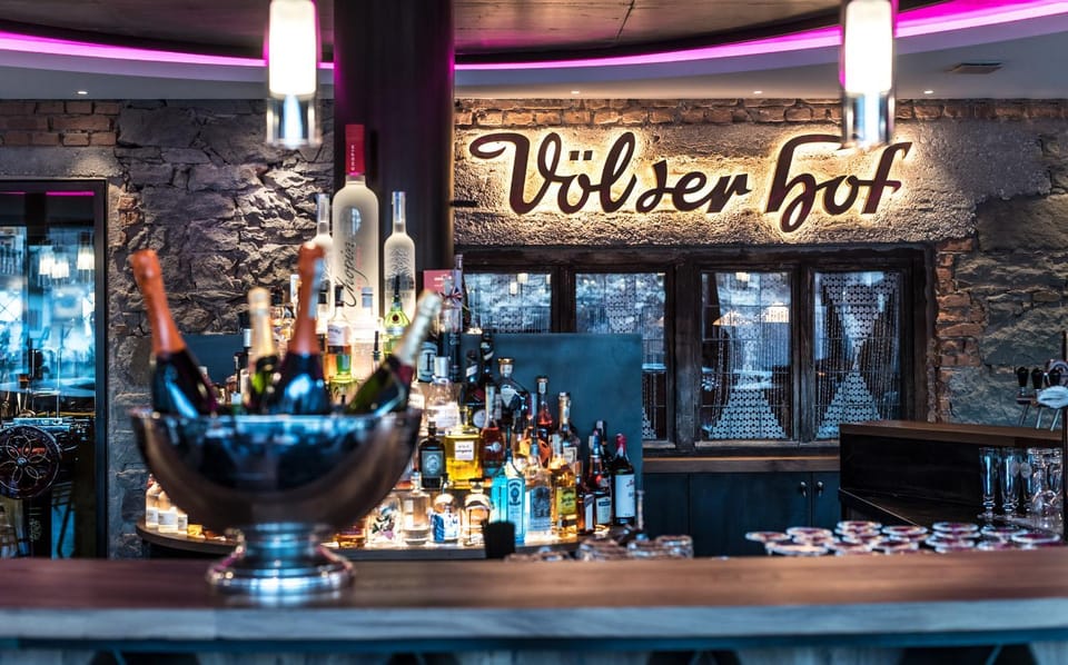 Lounge or bar, Alcoholic drinks, Non alcoholic drinks