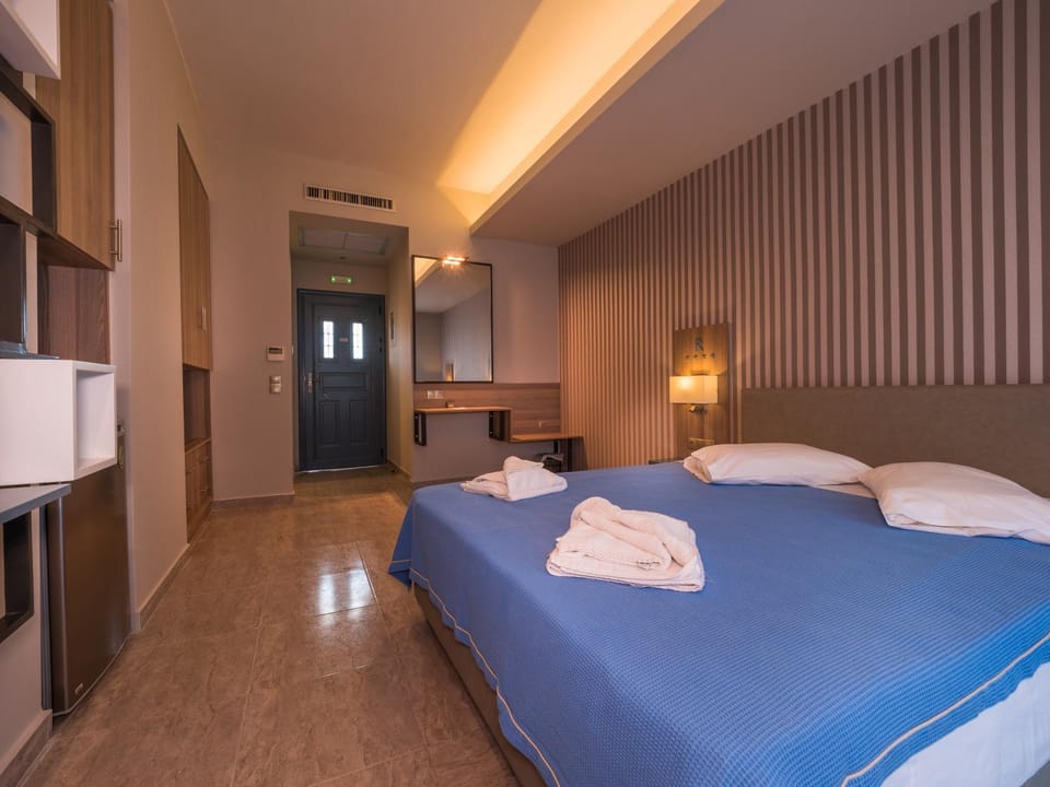 Bed, Photo of the whole room, towels, air conditioner