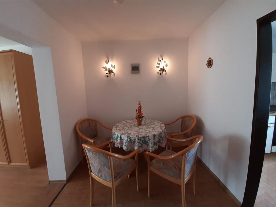 Seating area, Dining area