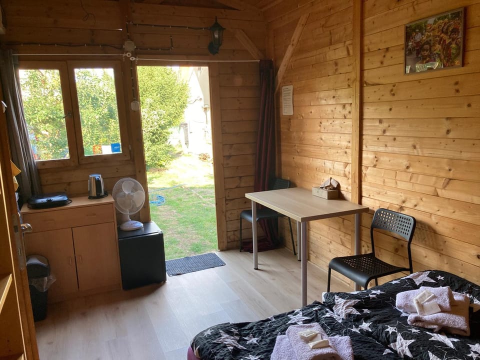 Coffee/tea facilities, Kitchen or kitchenette, Living room, Seating area