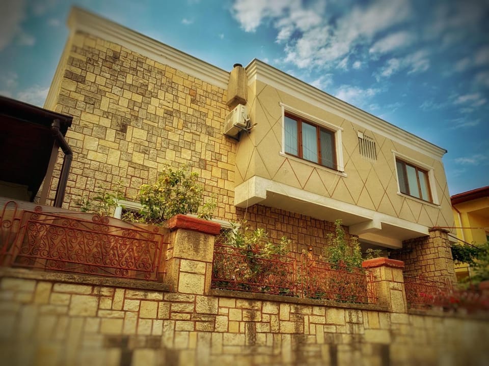 Property building, Facade/entrance, Balcony/Terrace, On site, Street view