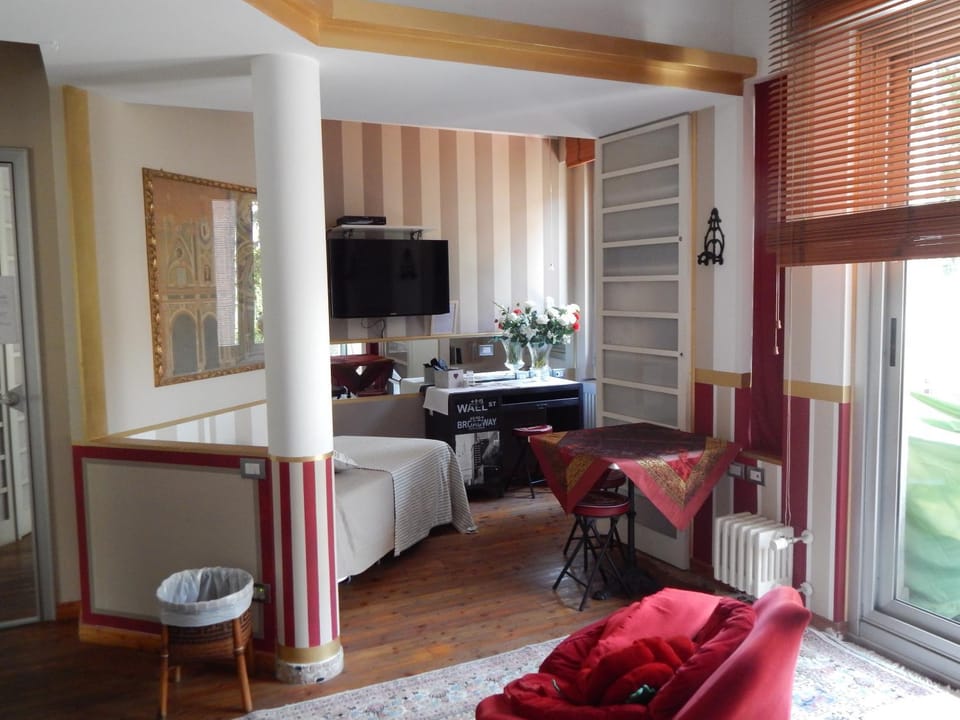 Bed, TV and multimedia, Bedroom