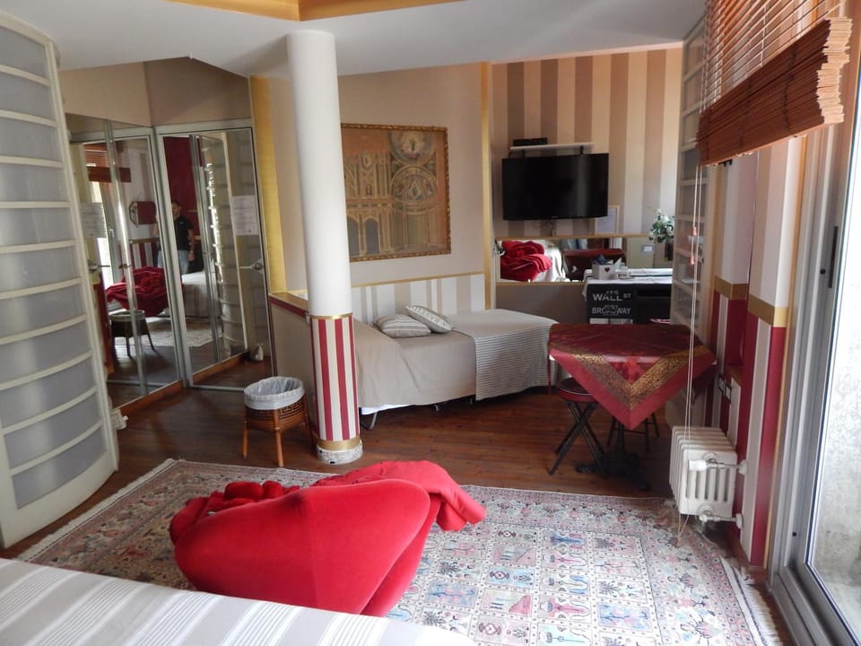 Bed, TV and multimedia, Bedroom