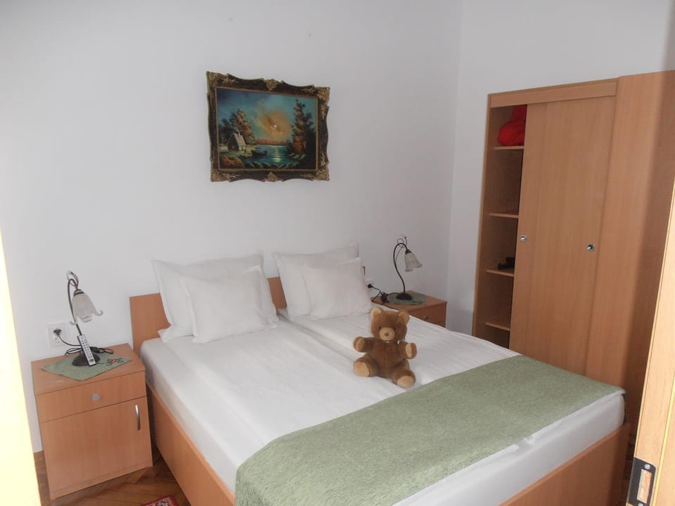 Photo of the whole room, Decorative detail