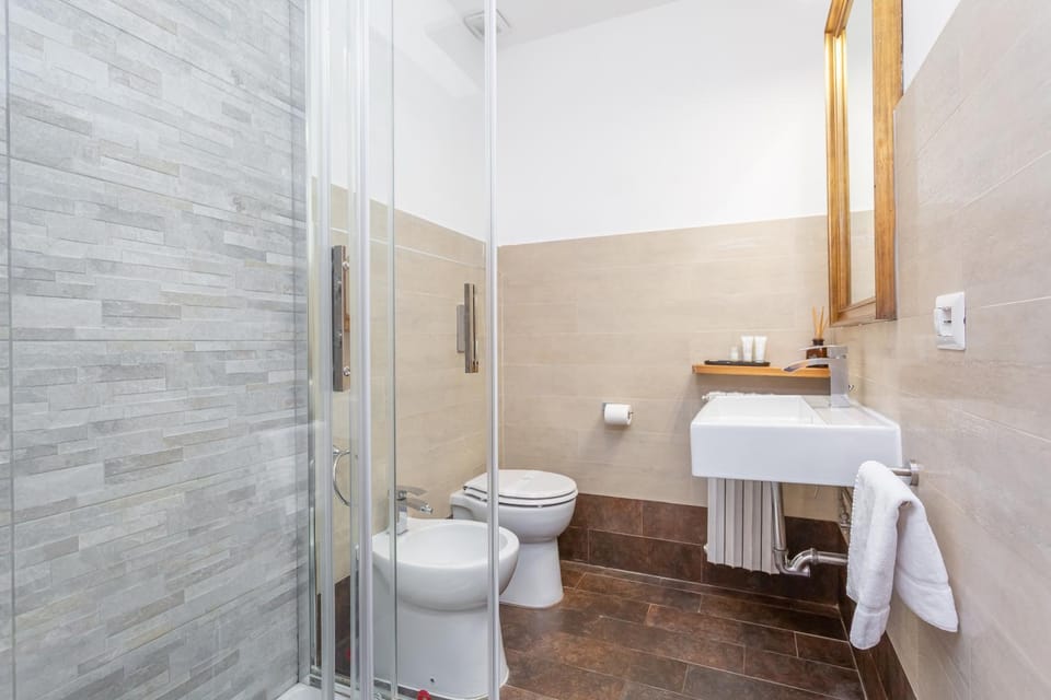 Shower, Toilet, Bathroom, bidet, towels