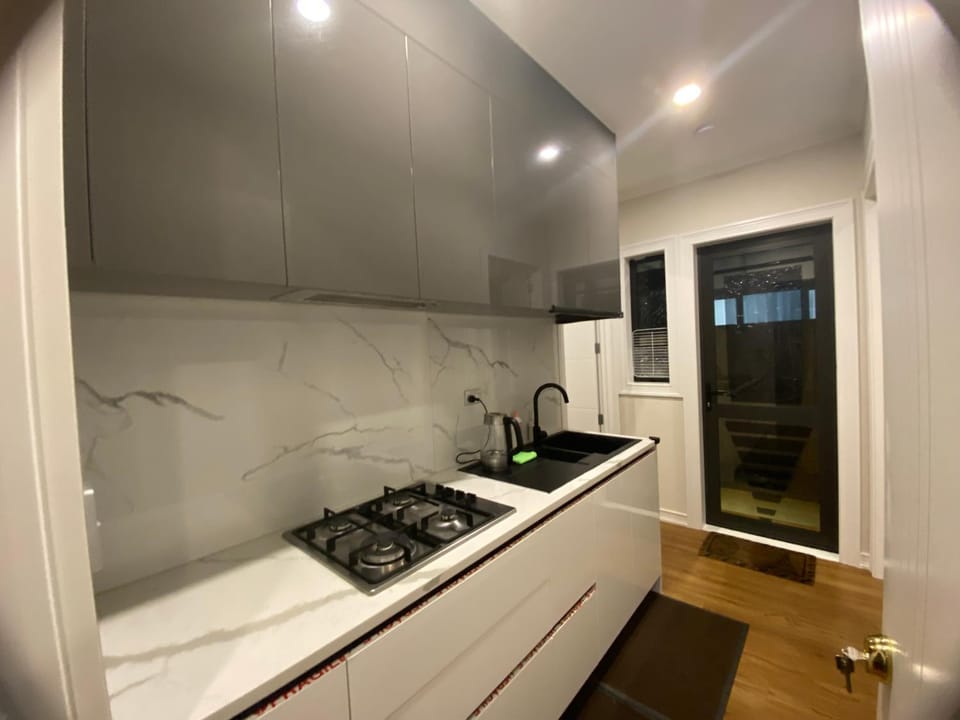 Kitchen or kitchenette, minibar, stove