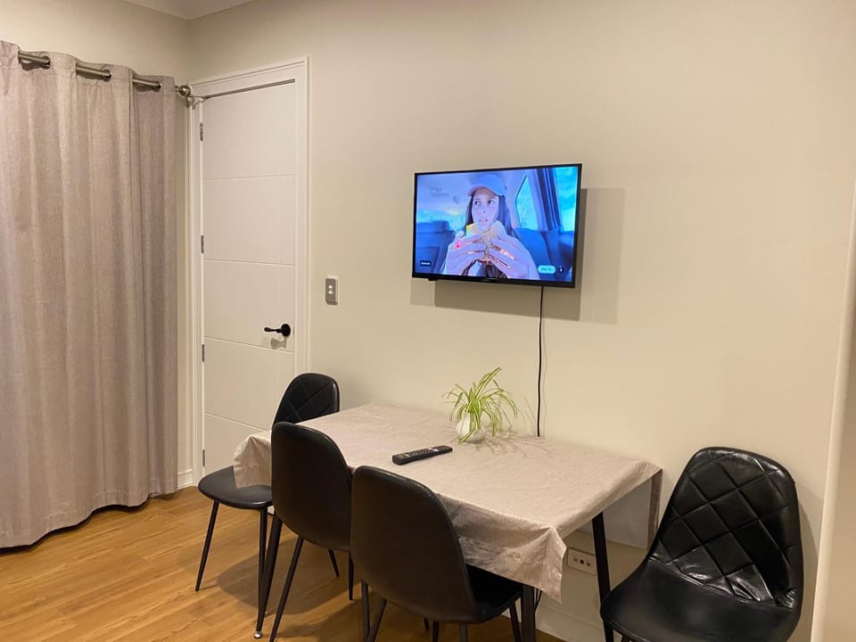 TV and multimedia, Living room, Seating area, Dining area