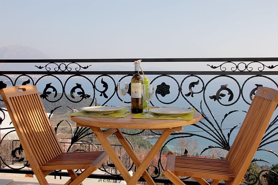 Property building, View (from property/room), Balcony/Terrace, Decorative detail, Seating area, Landmark view, Sea view