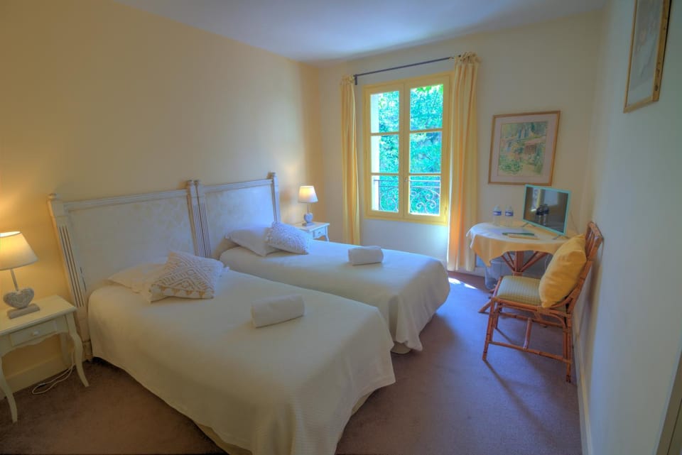Property building, Bed, Bedroom