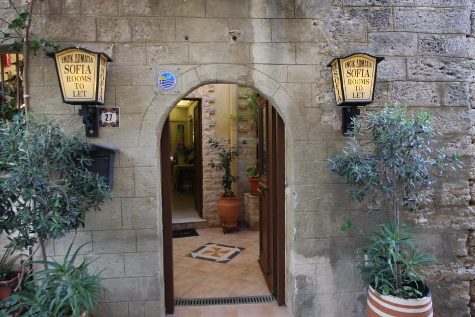 Facade/entrance, Area and facilities