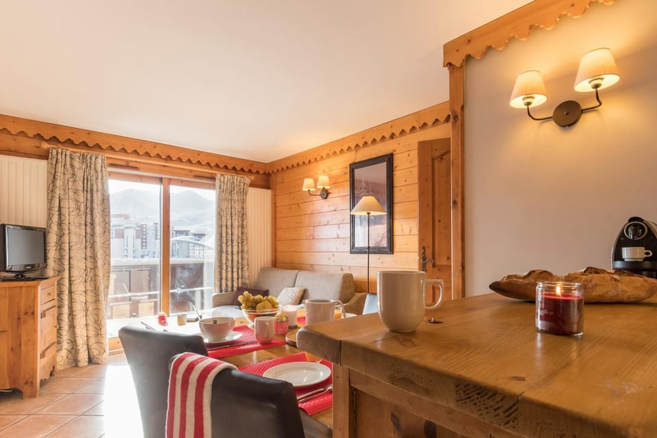 Communal lounge/ TV room, TV and multimedia, Living room, Food and drinks, Seating area, Dining area, Evening entertainment, Drinks