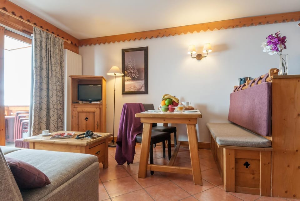 Communal lounge/ TV room, TV and multimedia, Living room, Seating area, Dining area, Evening entertainment