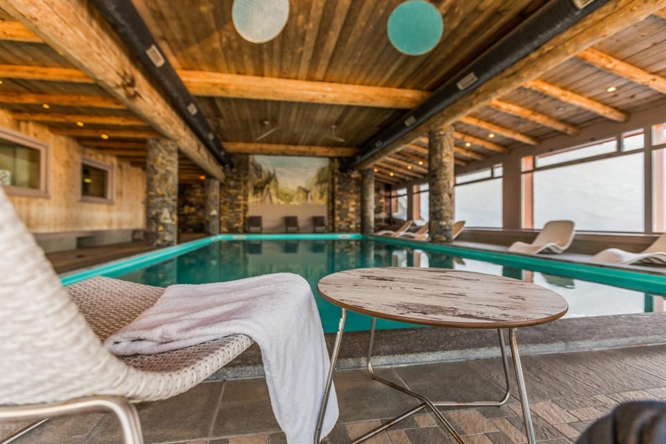 Pool view, Swimming pool, sunbed