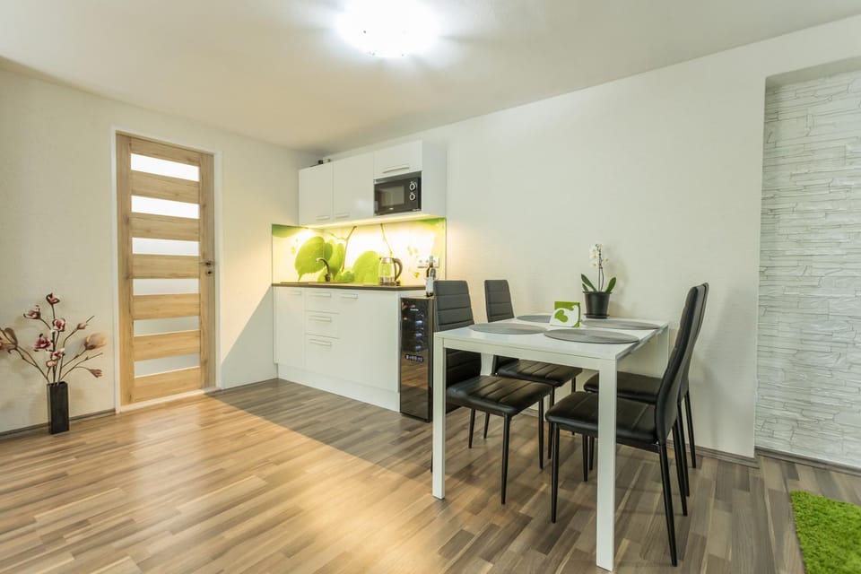 Coffee/tea facilities, Kitchen or kitchenette, Seating area, Dining area