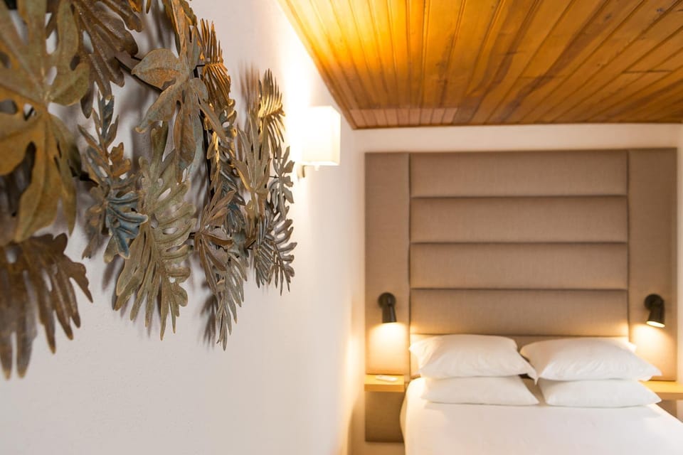 Bed, Photo of the whole room, Decorative detail, Bedroom, Family