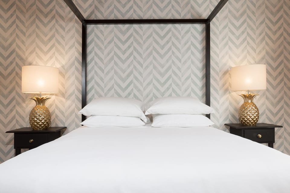 Bed, Other, Photo of the whole room, Decorative detail, Bedroom