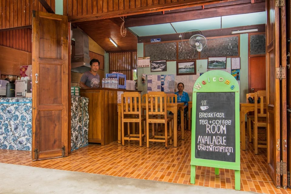 Sarm Mork Guest House Bed and Breakfast in Thailand