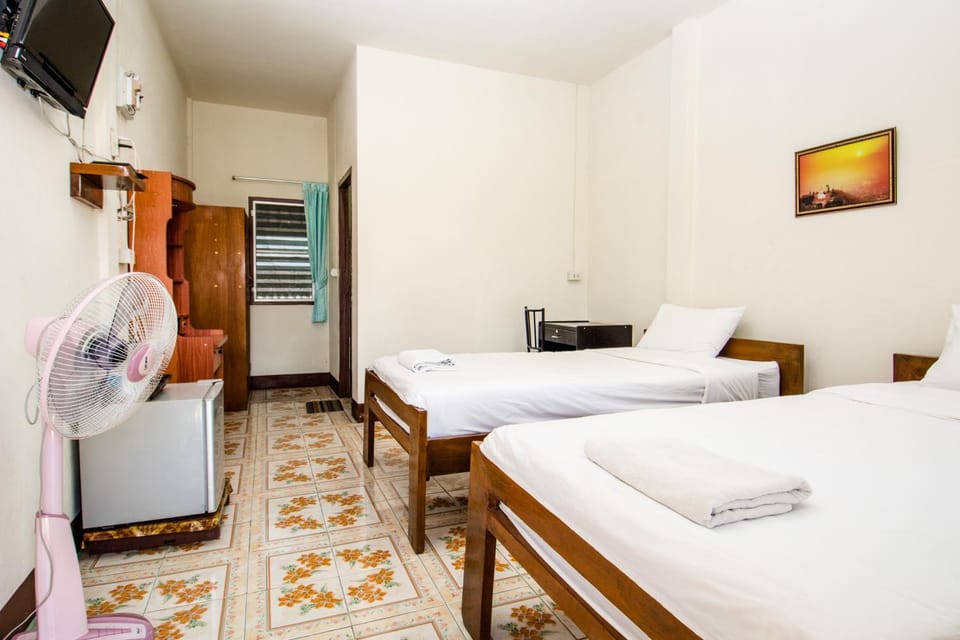 Sarm Mork Guest House Bed and Breakfast in Thailand