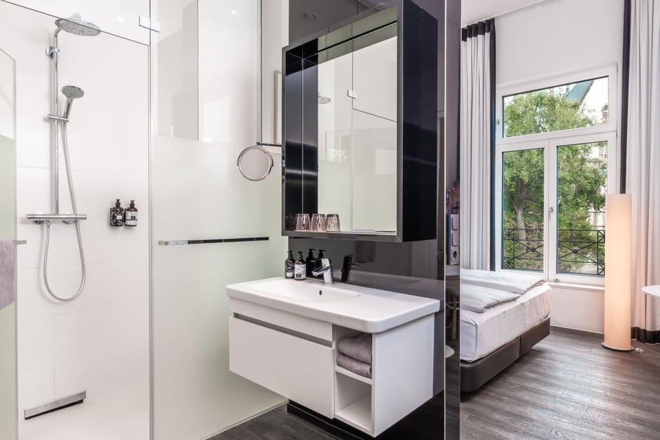Shower, Bed, Bathroom, TV and multimedia, View (from property/room), Bedroom