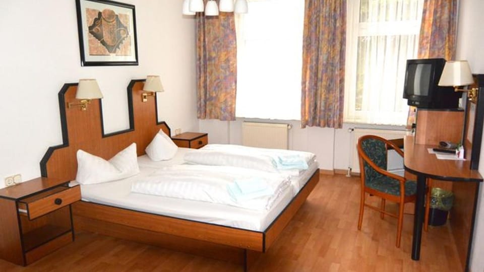 Bed, TV and multimedia, Bedroom, bidet, towels