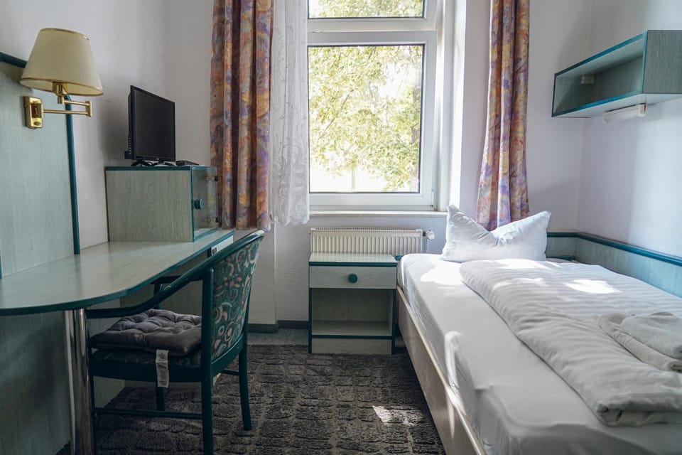 Bed, TV and multimedia, Photo of the whole room, Bedroom, towels