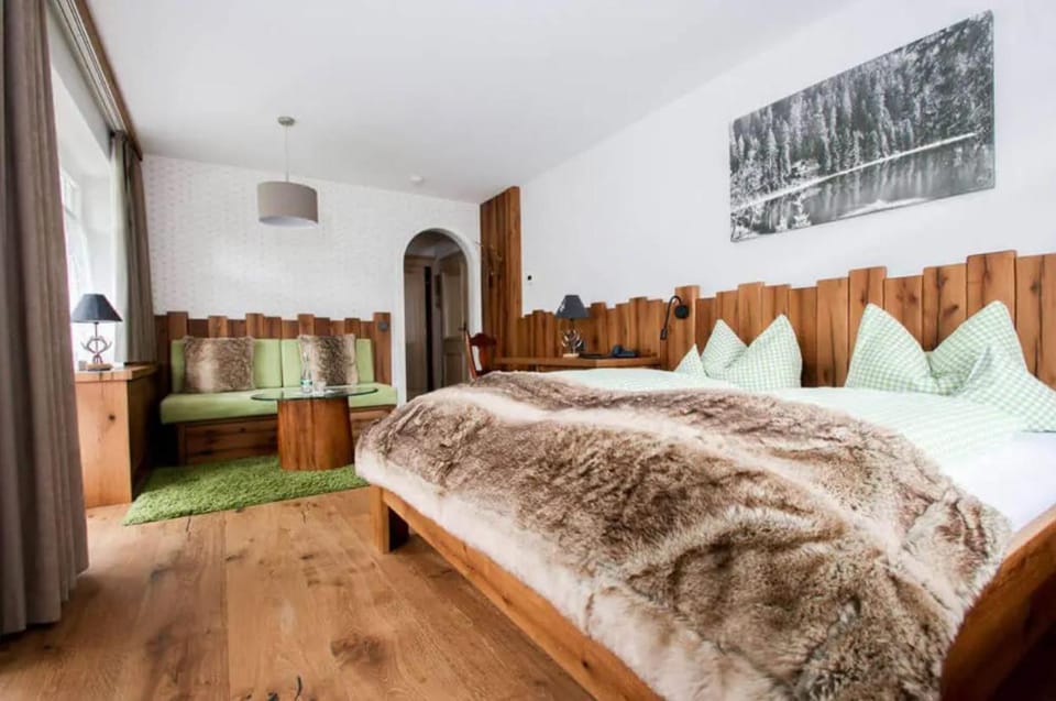 Bed, Photo of the whole room, Seating area
