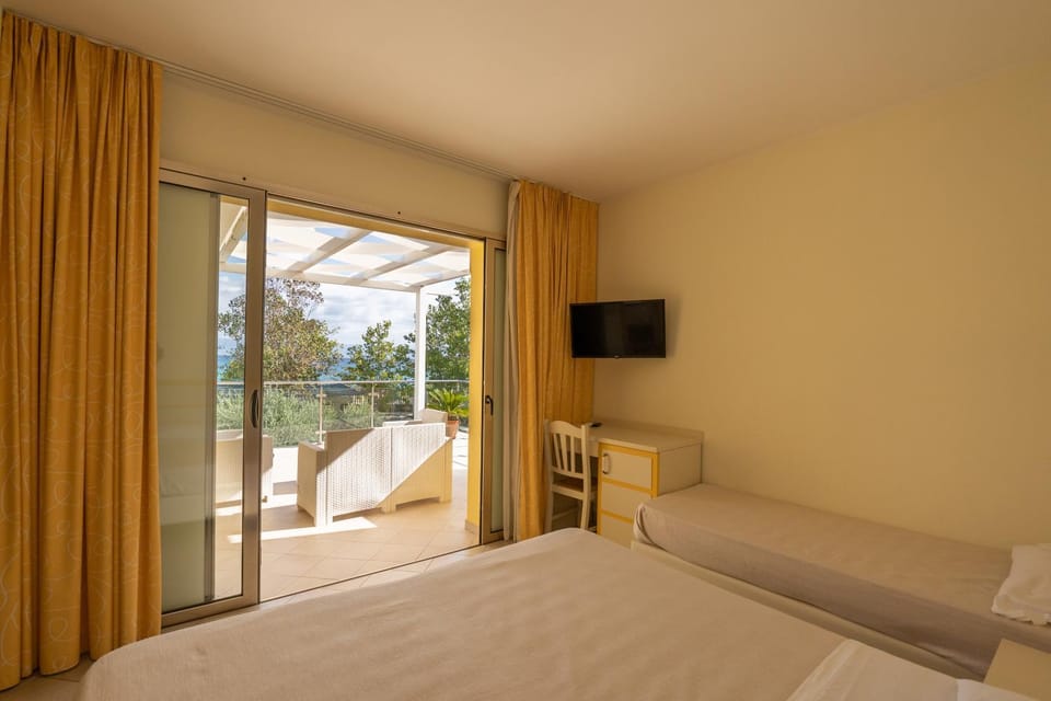 TV and multimedia, View (from property/room), Balcony/Terrace, Photo of the whole room, Bedroom