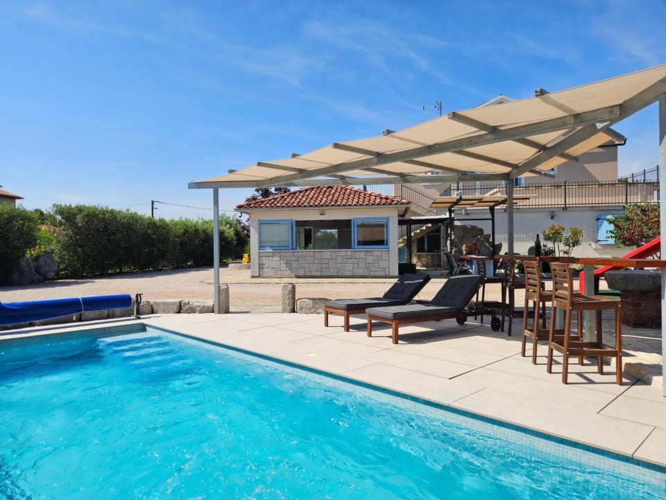 Communal lounge/ TV room, Garden, Seating area, Swimming pool, sunbed
