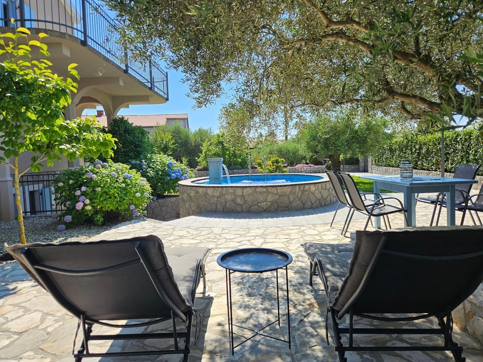 Patio, Balcony/Terrace, Seating area, Swimming pool, sunbed