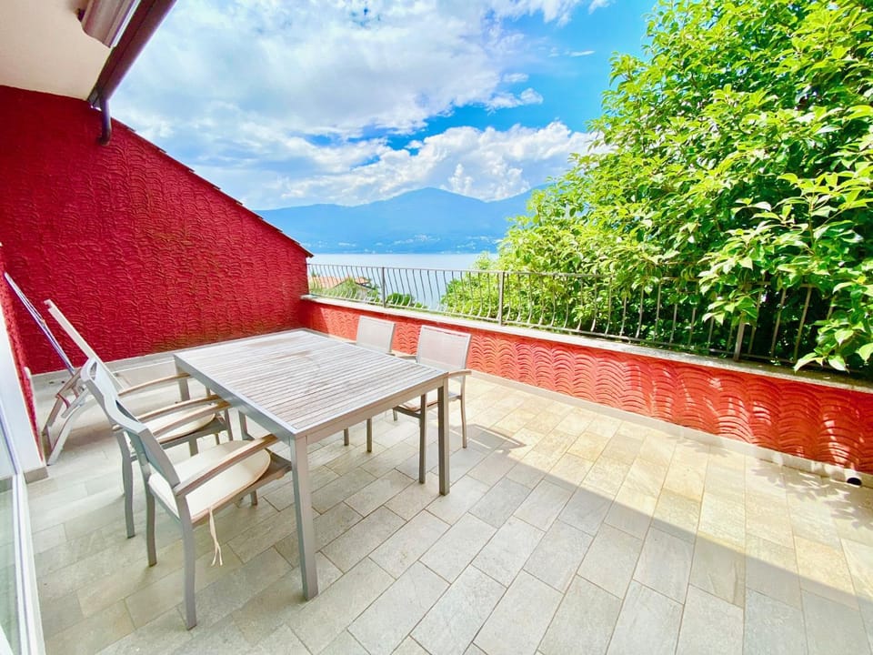 Balcony/Terrace, Dining area, Lake view, Mountain view