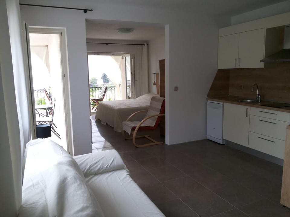 Kitchen or kitchenette, Living room
