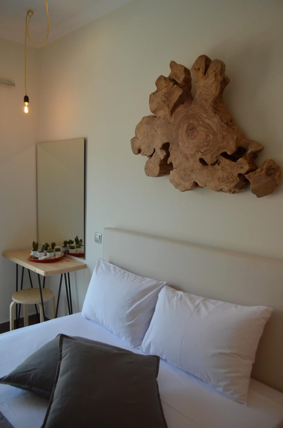 Bed, Decorative detail, Bedroom, On site, Street view