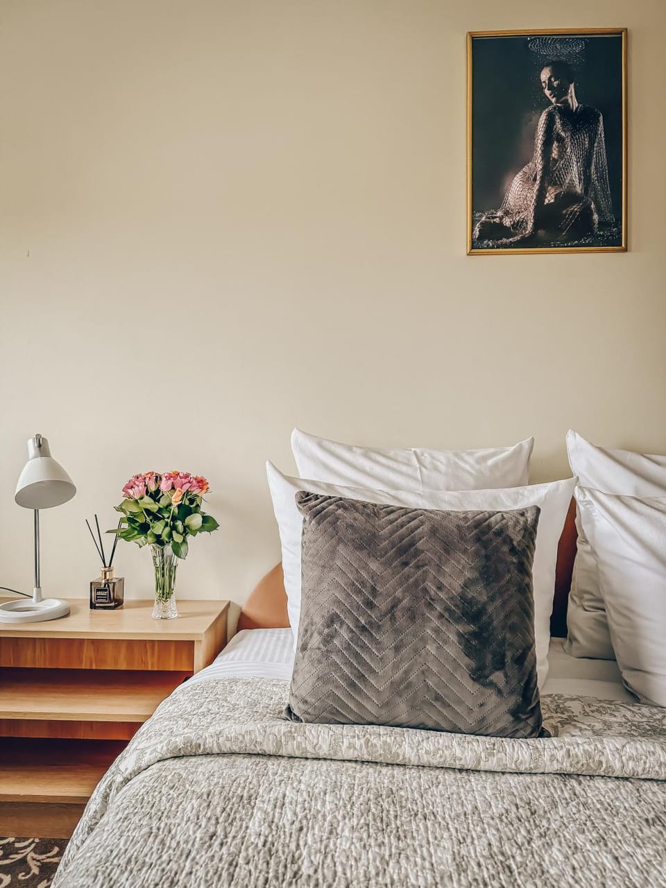 Bed, Photo of the whole room, Decorative detail, Bedroom