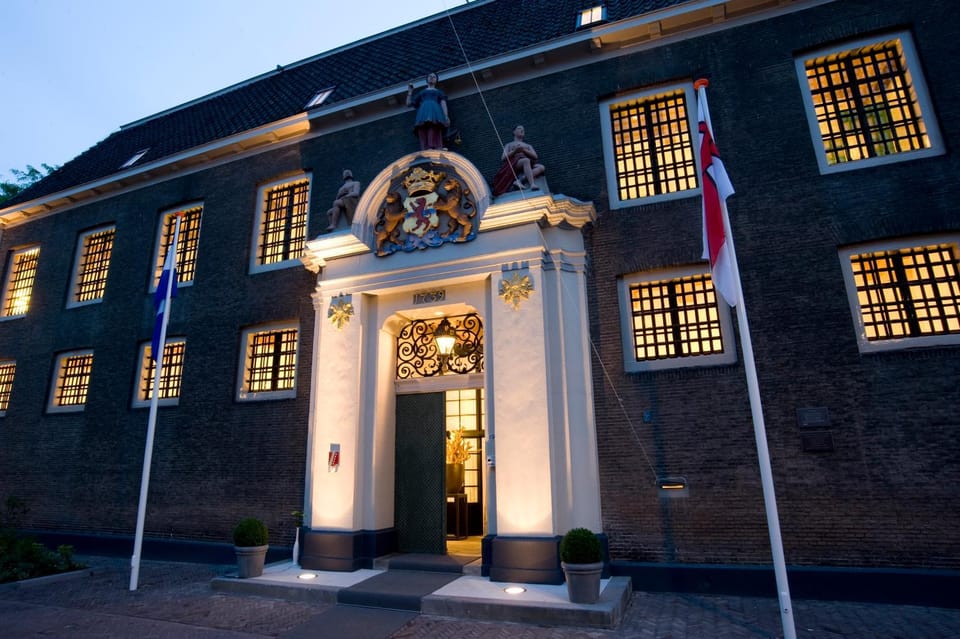 Facade/entrance, Area and facilities