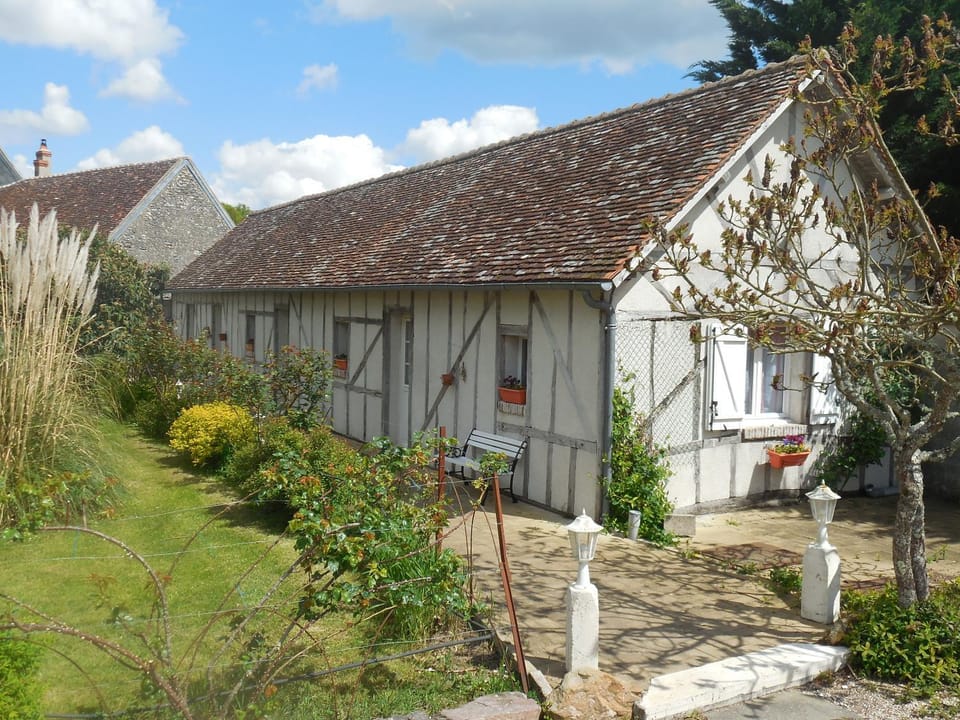 Spring, Photo of the whole room, Garden view
