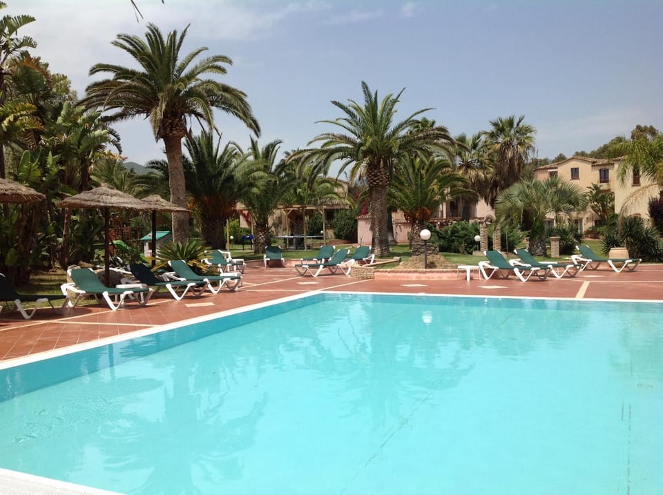 Garden view, Pool view, Swimming pool, Swimming pool, young children, older children, group of guests, Family