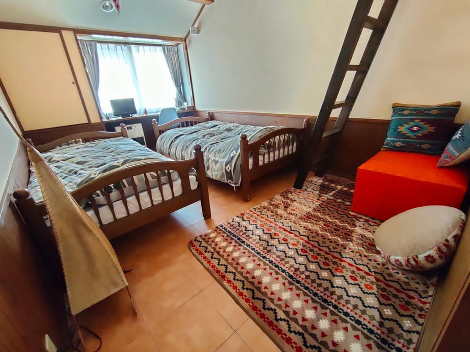 Funky Monkey Lodge, Myoko ファンキーモンキーロッジ 妙高 Bed and Breakfast in Nagano Prefecture