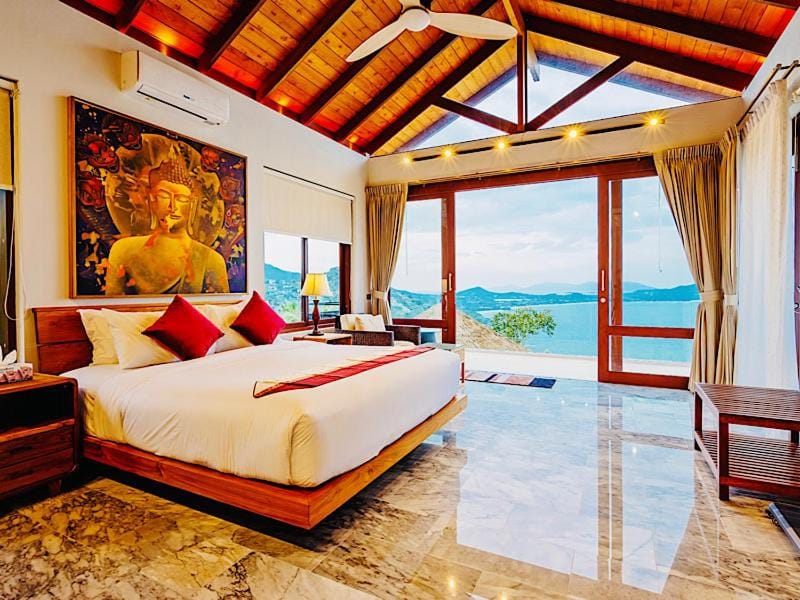 Bed, Bedroom, Mountain view, Pool view, Sea view
